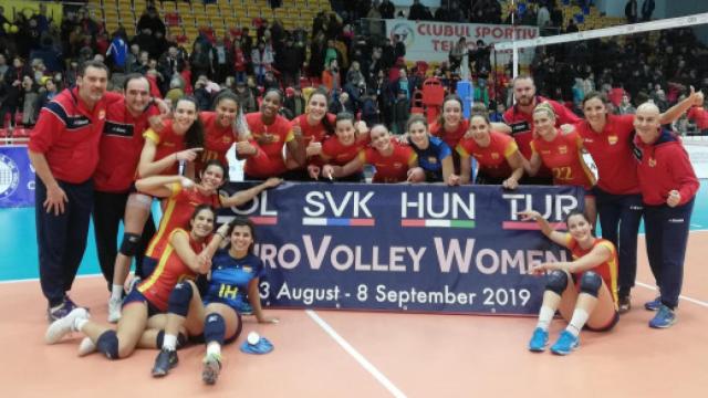 La selección española femenina de voleibol celebra la victoria. Foto: rfevb.com