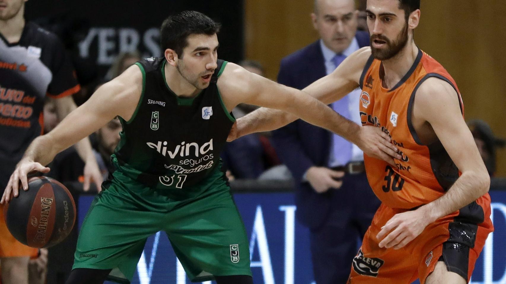 Joan Sastre, del Valencia Basket Club, defiende su posición ante la presencia de Dakota Mathias