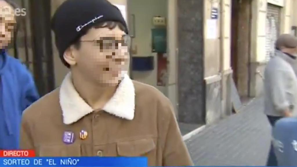 Cosmin, joven que adquirió el décimo agraciado vistiendo la chapa con la bandera independentista