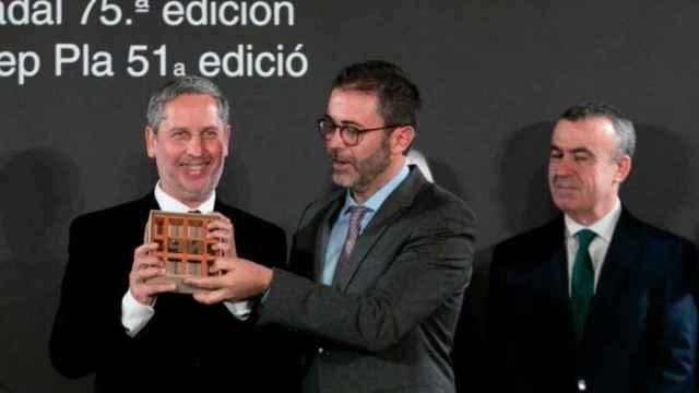 Guillermo Martínez recoge el Premio Nadal, en la noche del domingo.