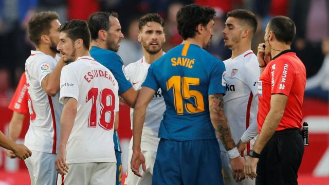 Los jugadores del Atlético de Madrid y Sevilla durante una tangana en el Sánchez Pizjuán