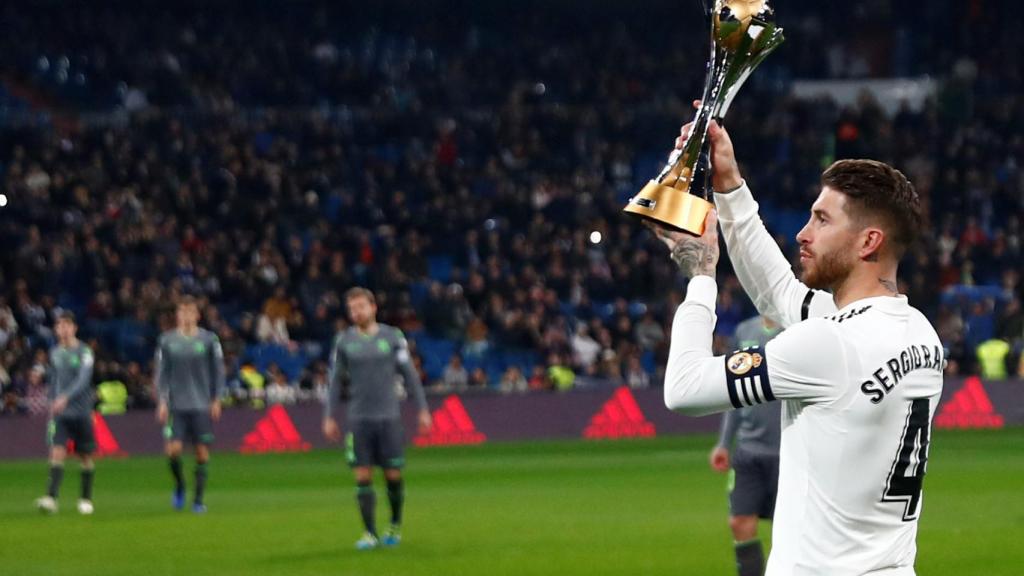 Sergio Ramos ofrece el trofeo del Mundial de Clubes al Santiago Bernabéu