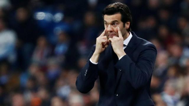 Santiago Solari da órdenes a los jugadores del Real Madrid