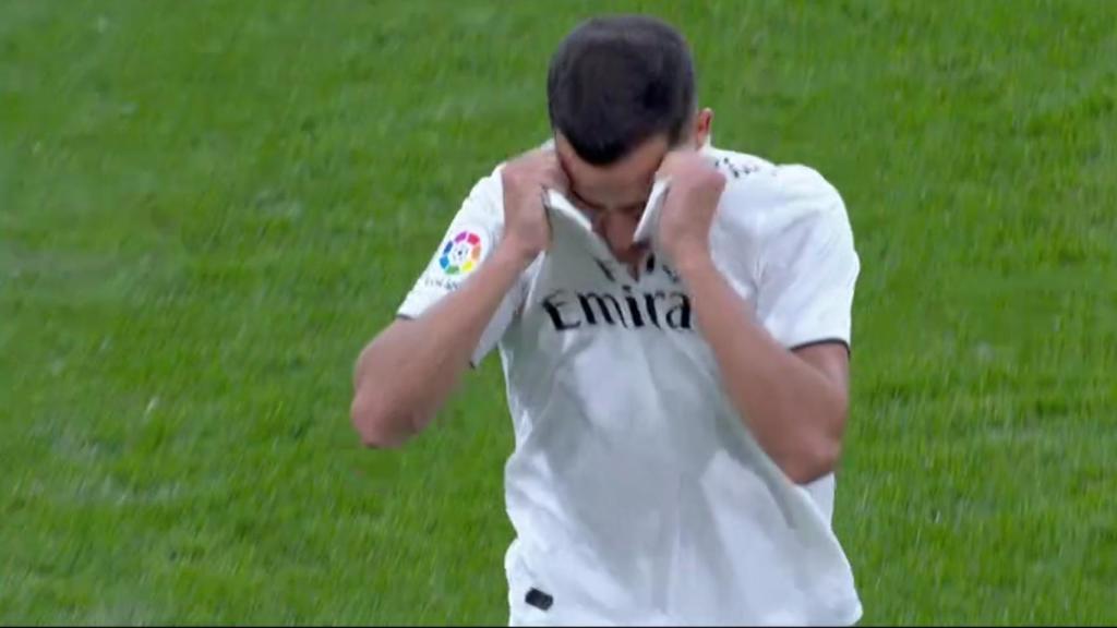 Lucas Vázquez rompe su camiseta tras ser expulsado ante la Real Sociedad