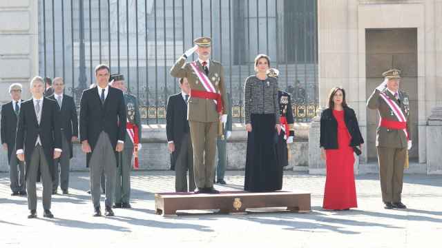 De izquierda a derecha: el ministro de Interior, Fernando Grande-Marlaska; el presidente del Gobierno, Pedro Sánchez; el rey Felipe VI; la reina Letizia; la ministra de Defensa, Margarita Robles; y el JEMAD, general Fernando Alejandre.