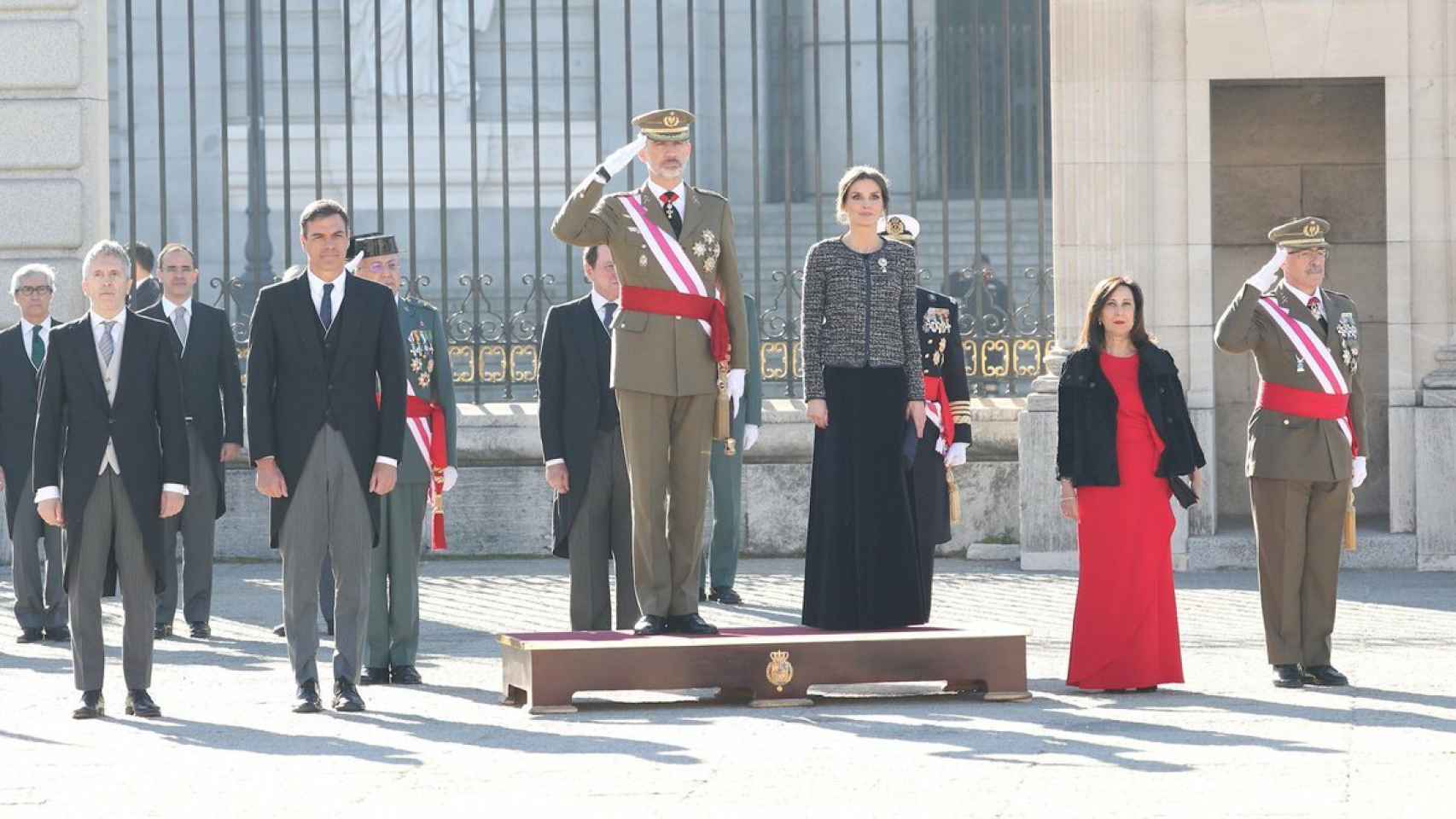 Los Reyes, el presidente del Gobierno y los ministros de Interior y Defensa en la Pascua Militar de 2019.