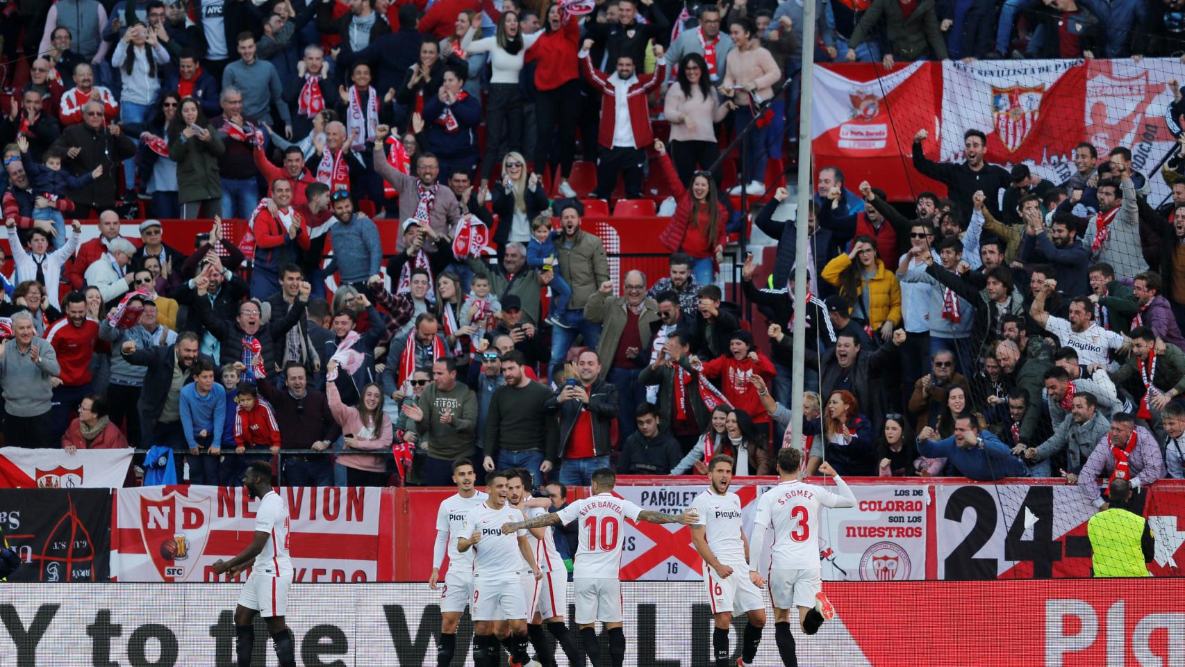 El Sevilla celebra un tanto en el Sánchez Pizjuán