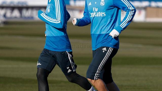 Benzema y Modric calientan en Valdebebas