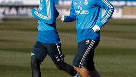 Benzema y Modric calientan en Valdebebas