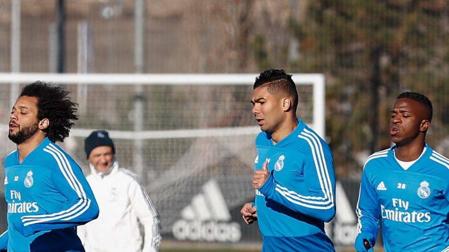 Marcelo, Casemiro y Vinicius corriendo