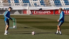 Mariano y Javi Sánchez pasándose el balón