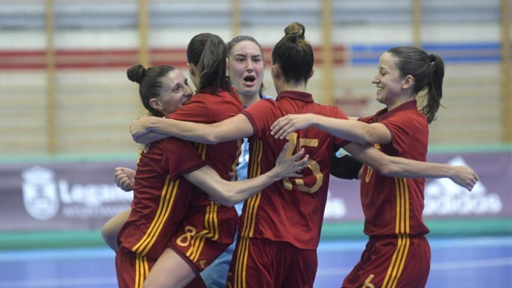 Las jugadoras de la selección española de fútbol sala celebran un gol