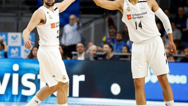 Sergio Llull y Ayón se felicitan tras una gran acción del Real Madrid