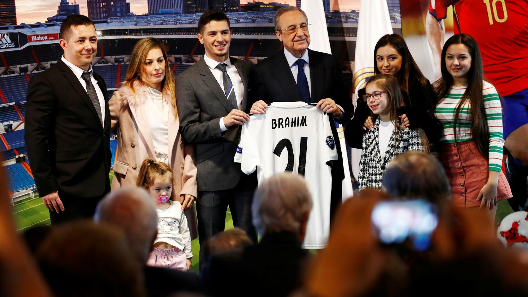 Brahim Díaz, junto a su familia y Florentino Pérez, en la presentación como jugador del Real Madrid