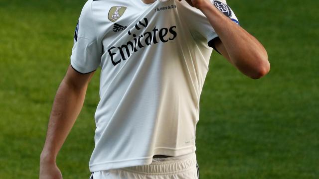 Brahim Díaz se besa el escudo de la camiseta del Real Madrid