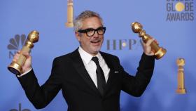 Alfonso Cuarón con sus dos Globos de Oro.