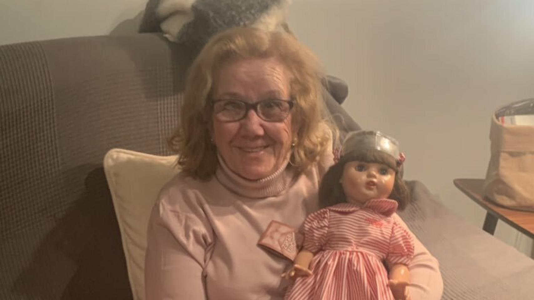 La abuela Ana con su 'Mariquita Pérez'