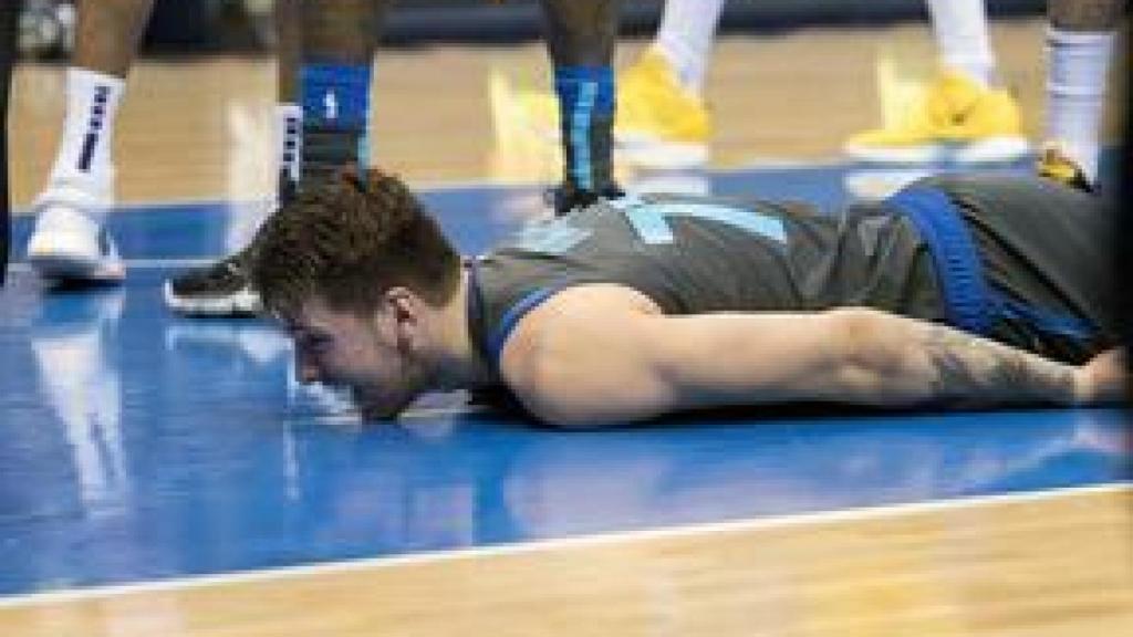 Doncic tras una jugada en el partido contra los Lakers.