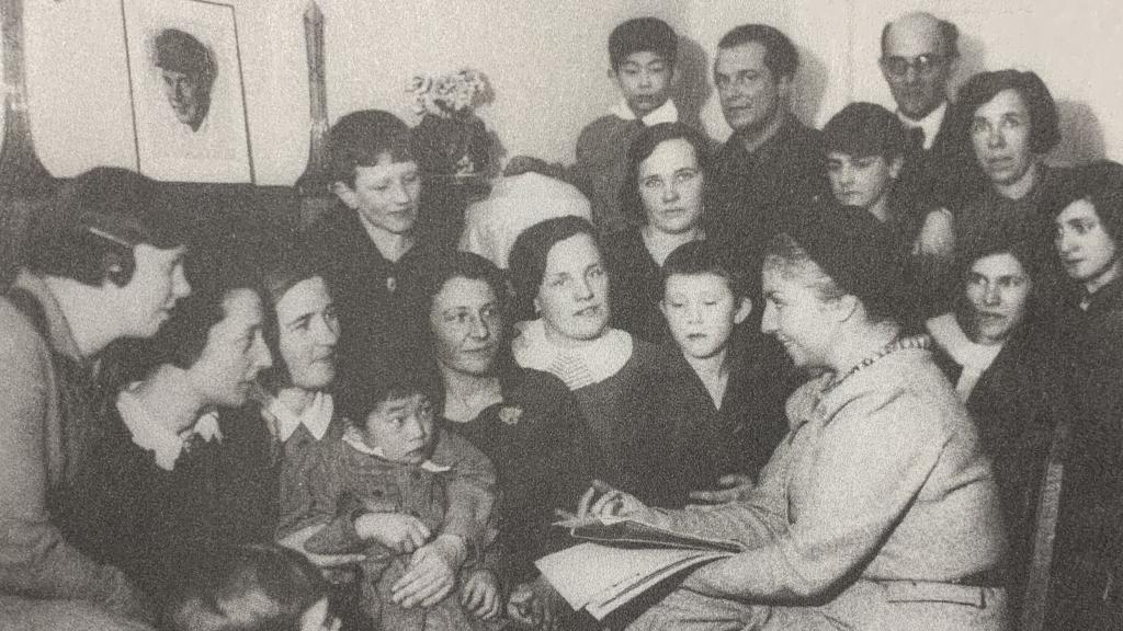 María Teresa León habla con los alumnos de la Residencia Infantil Internacional número 2. Moscú 1933.