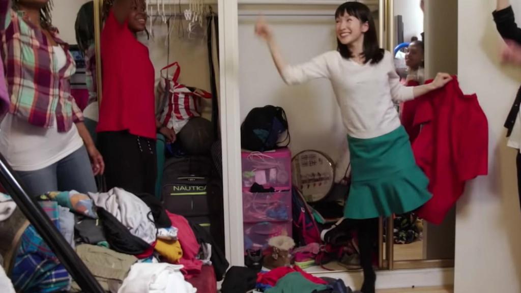 Marie Kondo se enfrenta a familias con síndrome de diógenes.