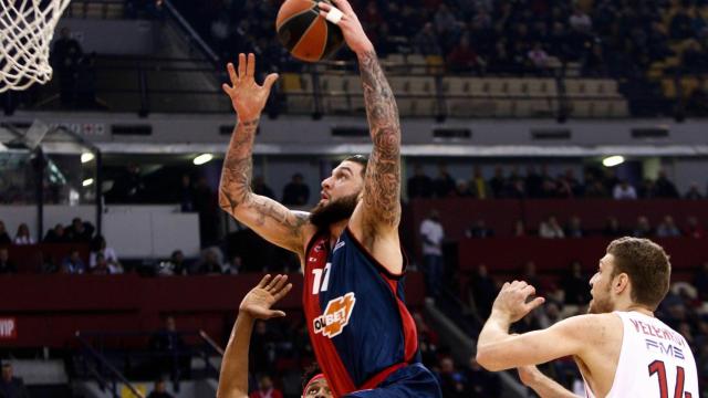 Vincent Poirier lanza a canasta en el Olympiacos - Kirolbet Baskonia