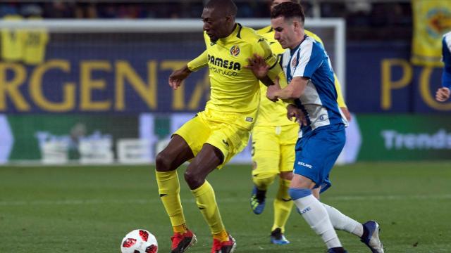 Toko Ekambi peleando con un jugador del Espanyol