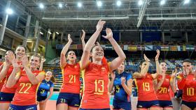 Las jugadoras de la selección española de Voleibol celebran su victoria ante Letonia en el partido de la fase de clasificación para el Campeonato de Europa