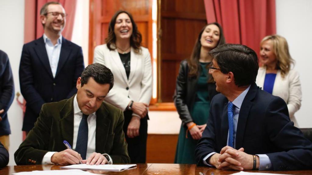 El presidente de la Junta, Juanma Moreno, y el vicepresidente, Juan Marín, en la firma del acuerdo de gobierno.