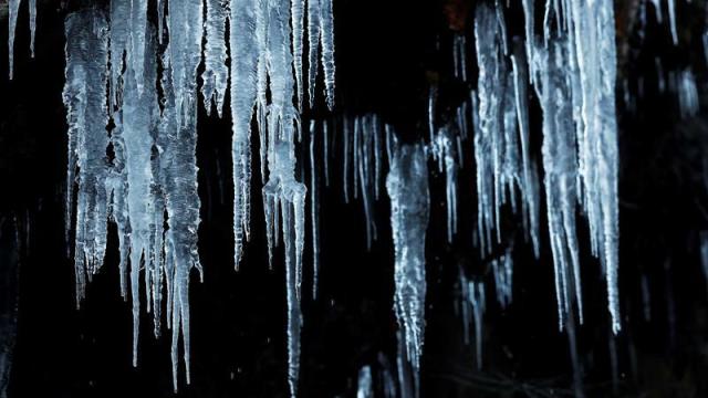 Carámbanos de hielo penden de una roca en la zona del valle de Roncal, en Navarra.