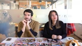 Raúl Rodríguez y Cristina Rodrigo en el kiosco rosa de Jaleos de EL ESPAÑOL.