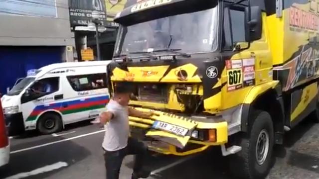 Se sube encima de un camión del Dakar para hacerse un selfie y acaba rompiéndolo