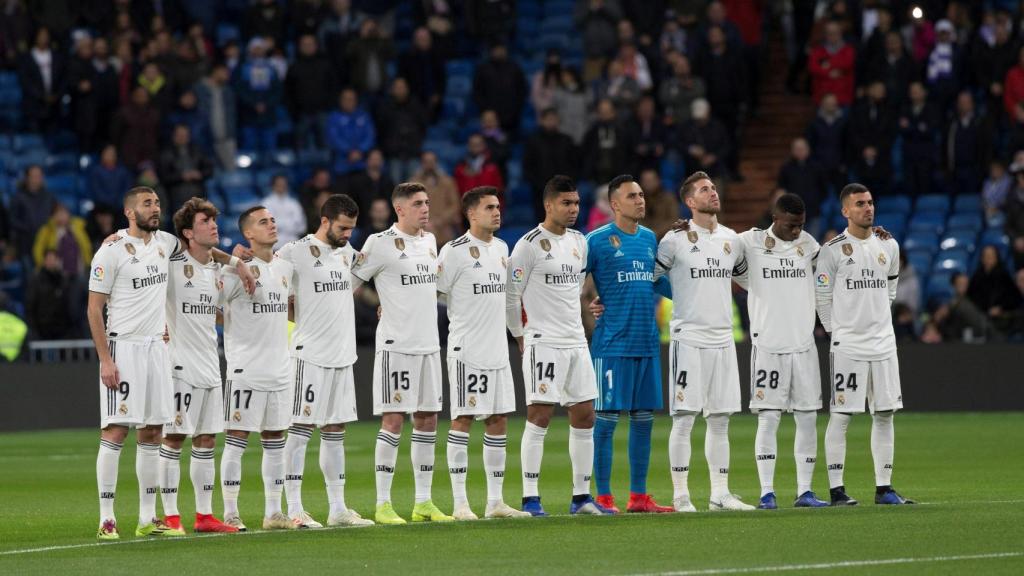 Los jugadores del Real Madrid durante un minuto de silencio antes del partido ante el Leganés