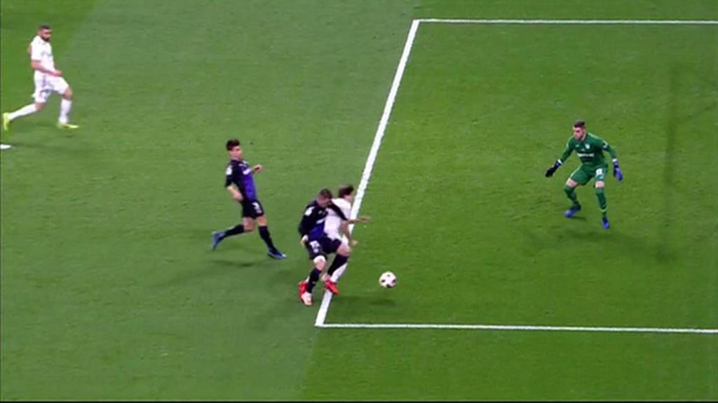 Penalti no pitado sobre Odriozola