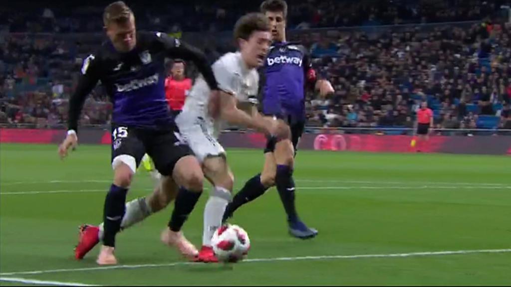 Penalti no pitado sobre Odriozola