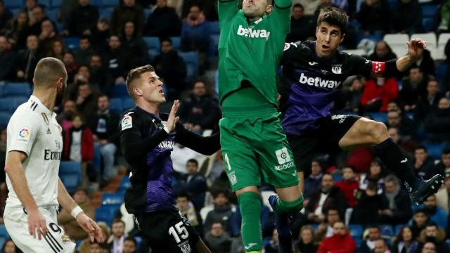 Ivan Cuellar controla un balón aéreo en el área del Leganés