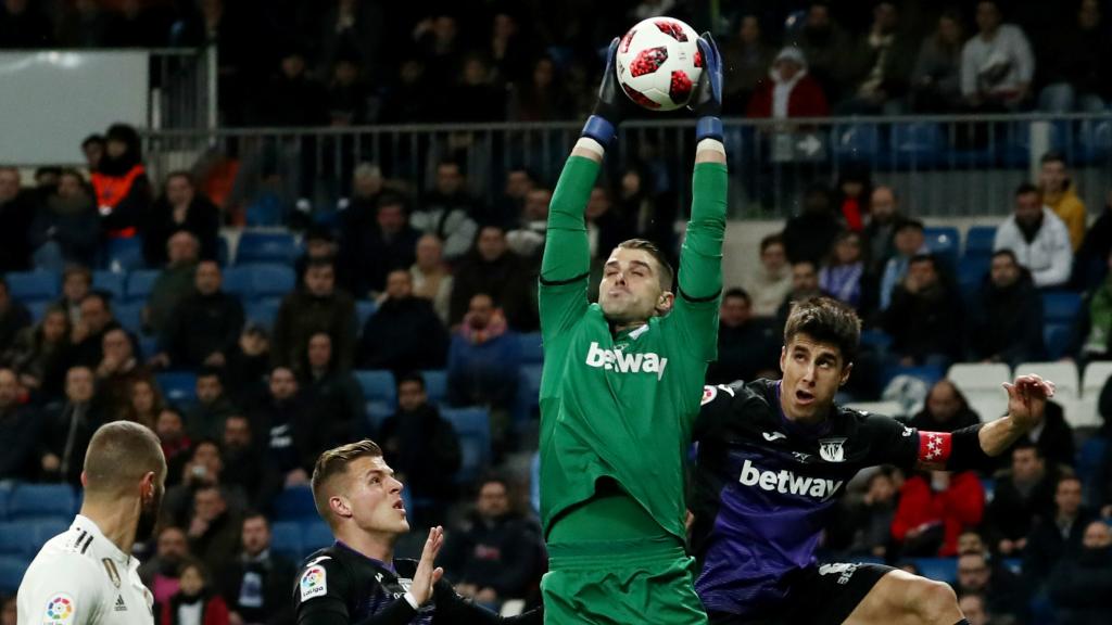 Ivan Cuellar controla un balón aéreo en el área del Leganés