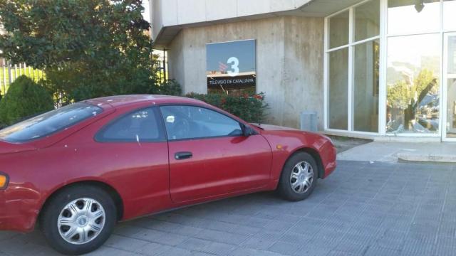 Un hombre estampa premeditadamente su coche contra la puerta principal de TV3