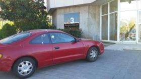 Un hombre estampa premeditadamente su coche contra la puerta principal de TV3
