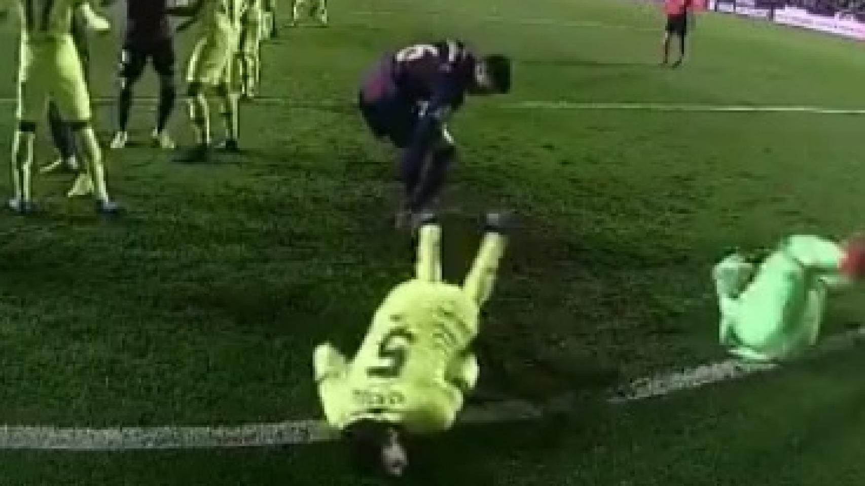 Busquets cae sobre el terreno de juego durante el Levante-Barça