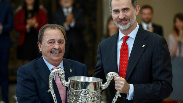 Juan de Dios Román, exseleccionador de balonmano, junto a Felipe VI