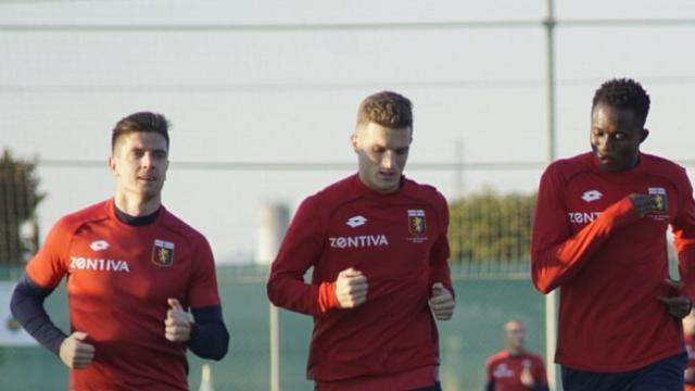 Piatek, a la izquierda del todo, entrenando con el Génova. Foto: Twitter (@GenoaCFC)