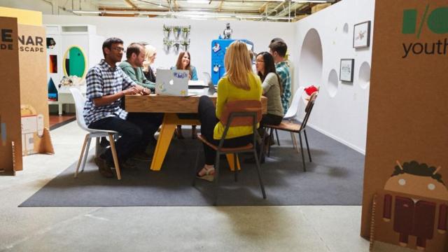 Trabajadores de Google en una de las salas de reunión de la compañía.