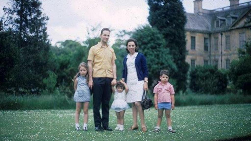La familia Sved en Oxford, donde nacieron los dos hermanos pequeños de Arianne.