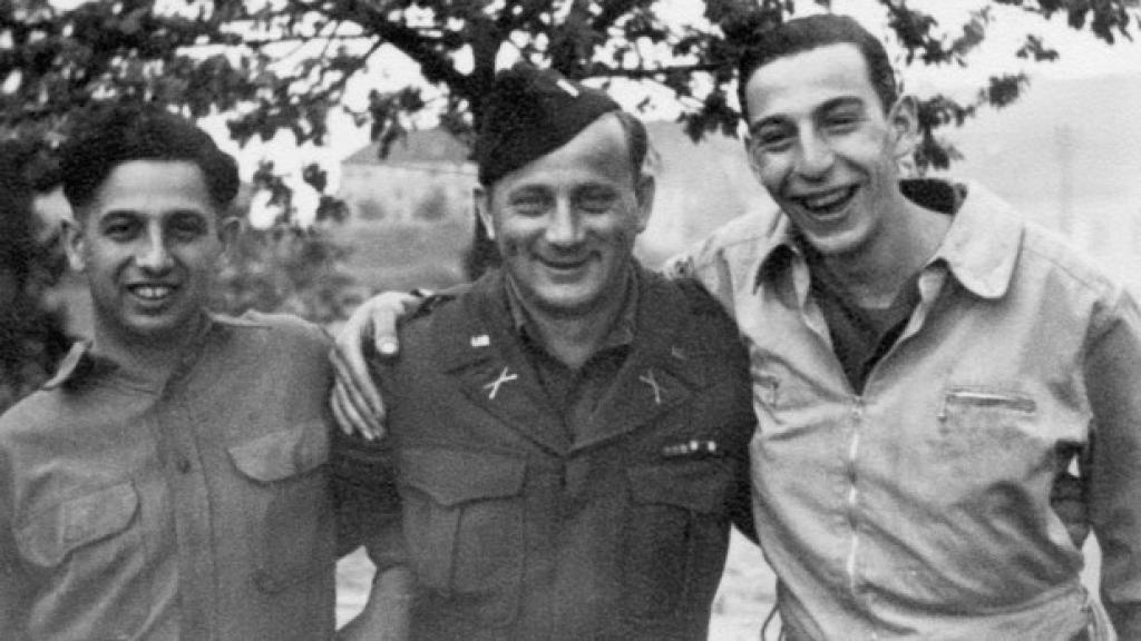 Guy Stern, Walter Sears y Fred Howard, tres graduados de Camp Ritchie celebrando el Día de la Victoria.