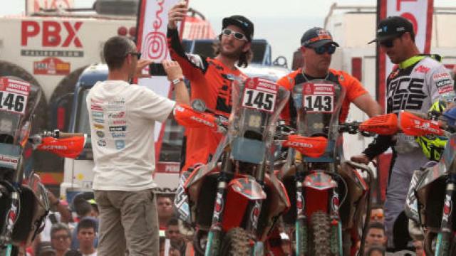 El italiano Nicola Dutto, con los motociclistas españoles Pablo Toral, Julián Villarrubia y Víctor Rivera