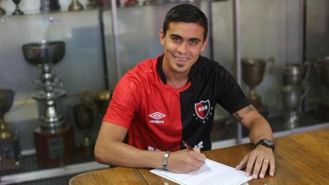 Emanuel Biancucchi firma su contrato con el Newell's Old Boys. Foto: Twitter (@CANOBoficial)