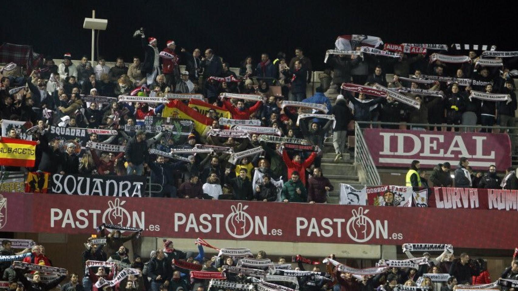 La afición del Albacete. Foto: Twitter (@AlbaceteBPSAD)