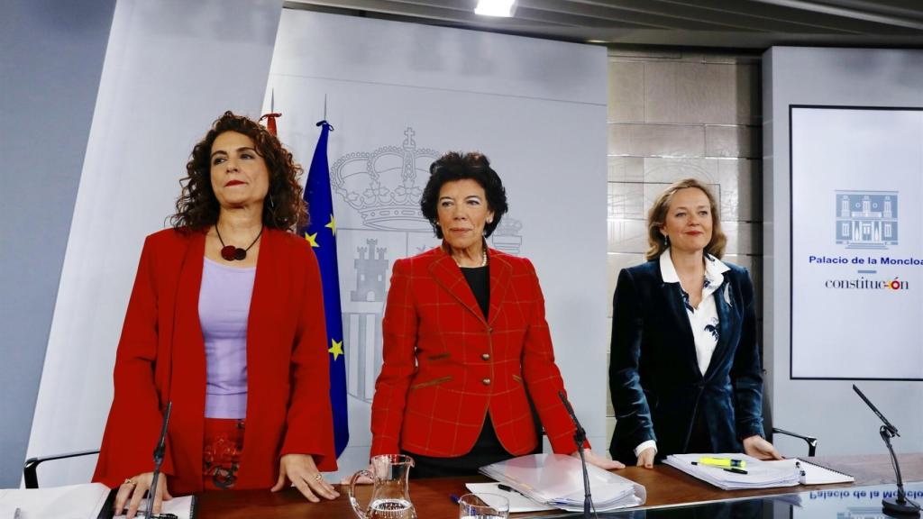 La ministra de Hacienda, María Jesús Montero; la ministra portavoz del Gobierno, Isabel Cela y la ministra de Economía y Empresa, Nadia Calviño.