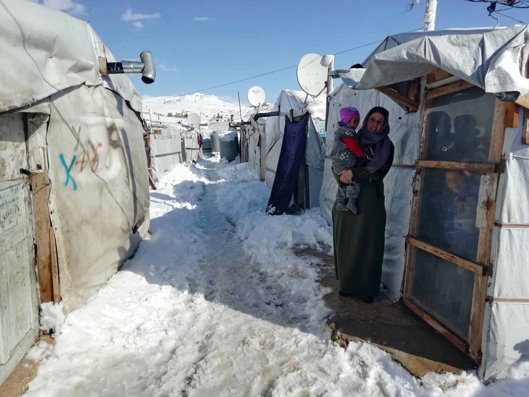 Una refugiada siria con su bebé en un campo de Líbano