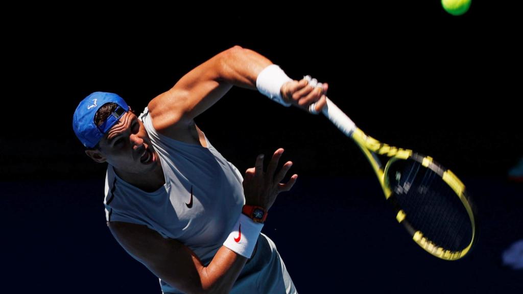 Nadal, sirviendo durante un entrenamiento en la Rod Laver Arena.